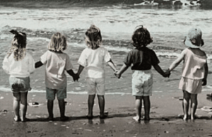 Girls_holding_hands-510x332-480x311
