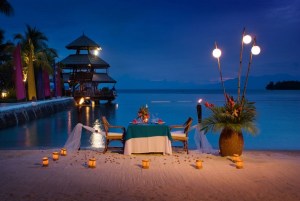 Pearl-Farm-Hotel-moonlit-beach-dinner-600x402